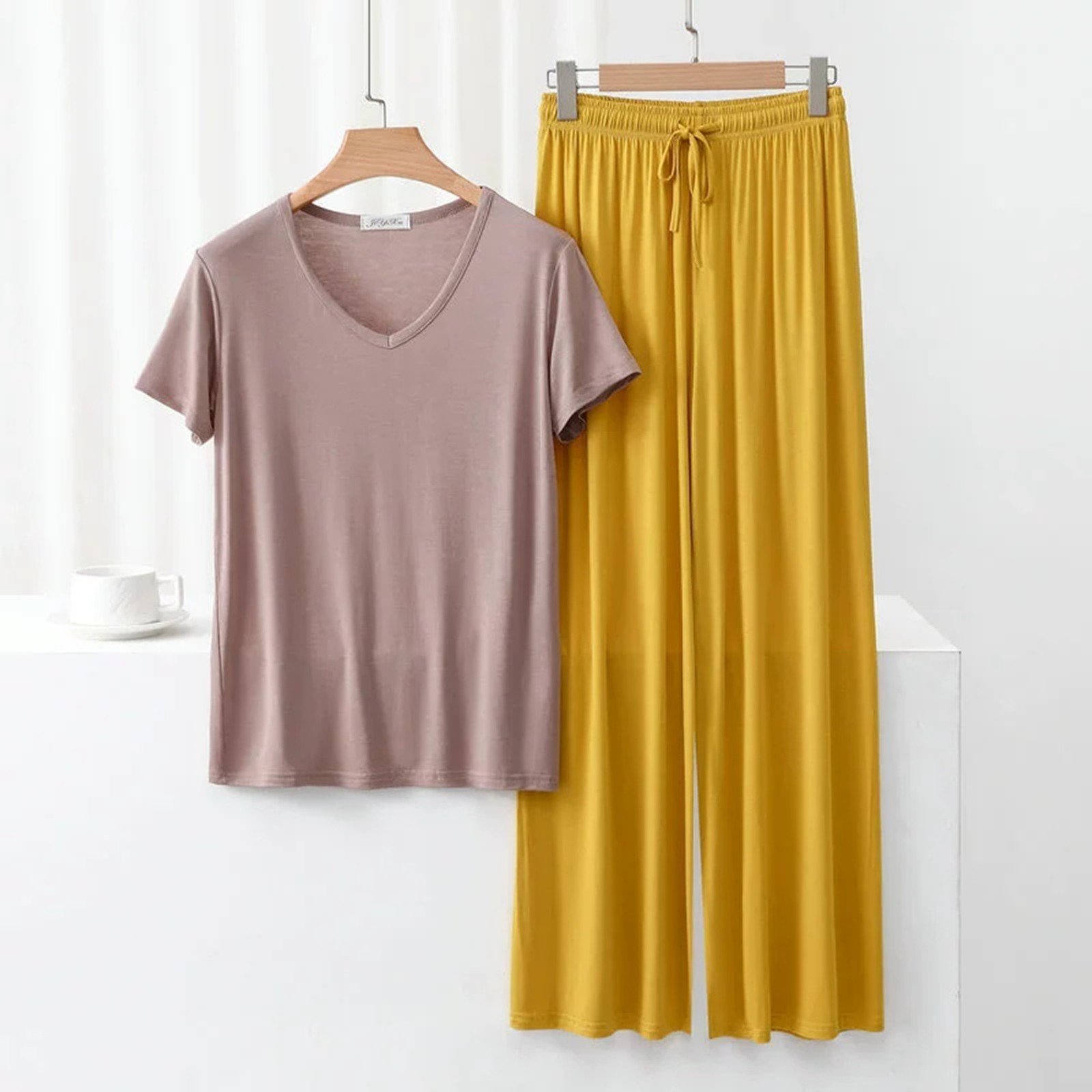 thumbnail image 5 of Conjunto de pijama de manga corta con cuello en V para mujer - Pantalones largos de poliéster y spandex, ropa de dormir ligera para verano, 5 of 5